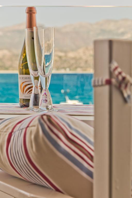 Nereus Luxurious Suites 卡尔帕索斯 外观 照片